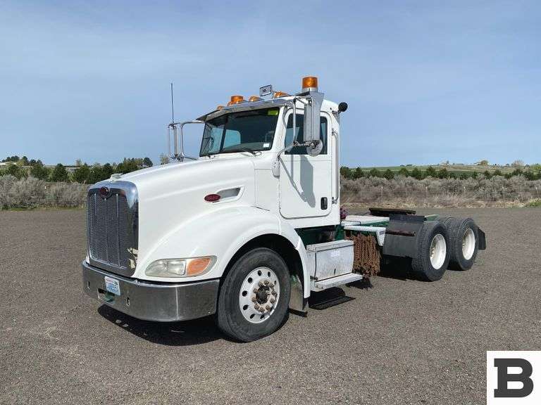 2009 Peterbilt 384 Tractor Truck