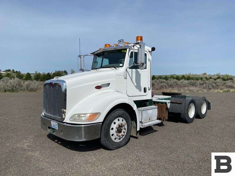 2009 Peterbilt 384 Tractor Truck