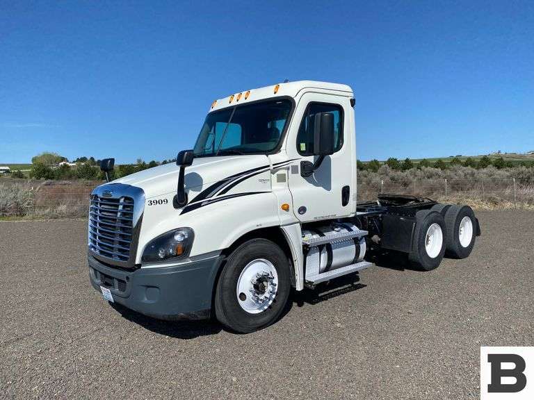 2015 Freightliner Cascadia 125 Tractor Truck