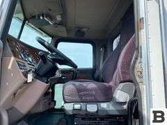 2009 Peterbilt 384 Tractor Truck