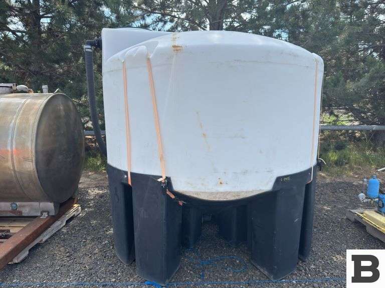 1500 Gallon Poly Mix Tank - Booker Auction Company