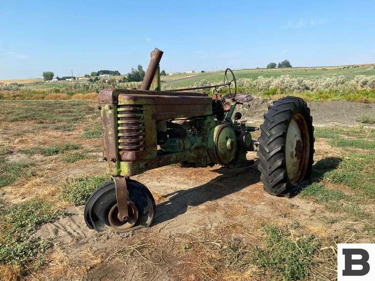 Non Running John Deere Tractor - Booker Auction Company