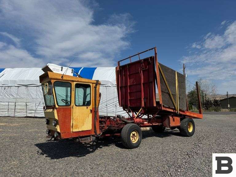 New Holland 1048 Bale Wagon