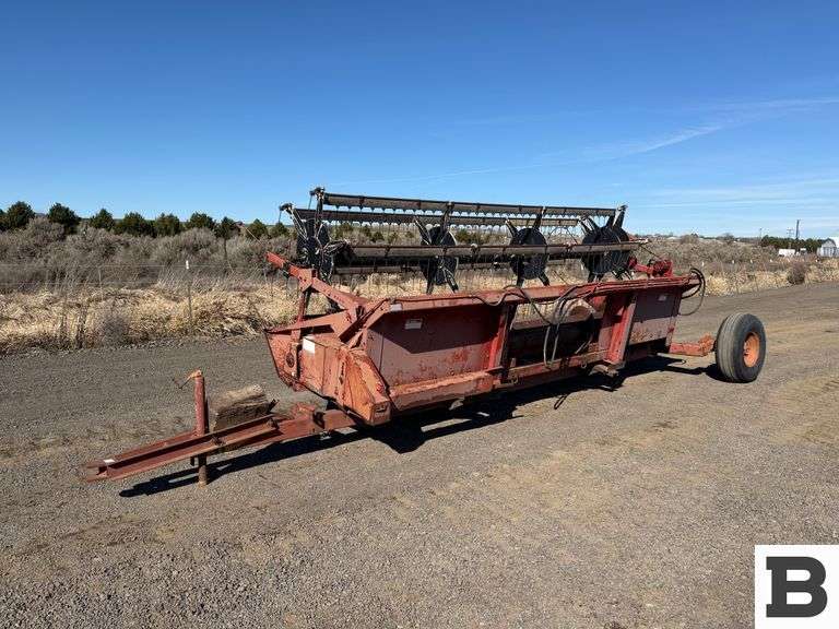 Case 810 Platform Header - Booker Auction Company
