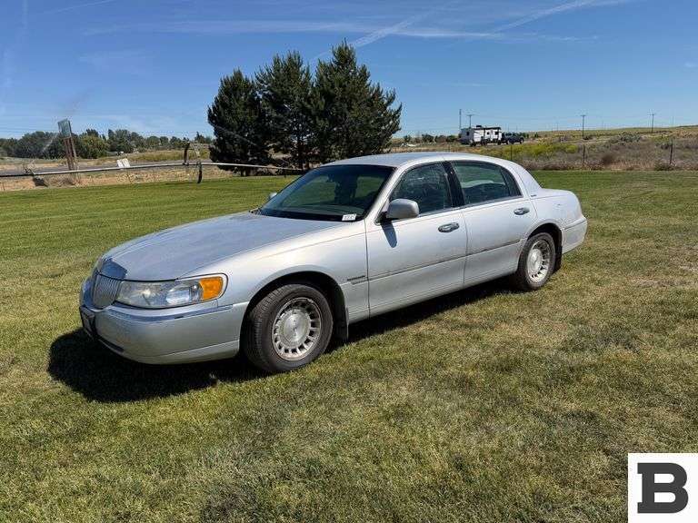 1999 Lincoln Town Car Sedan
