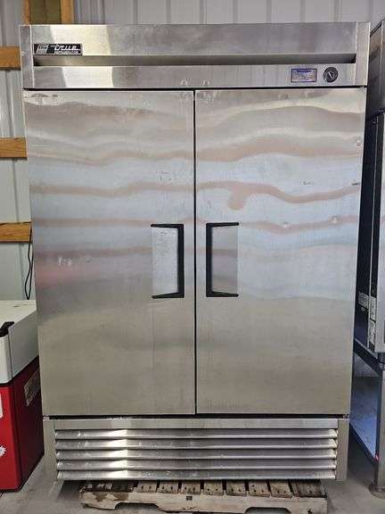 TRUE 2 Door Bottom Mount Commercial Refrigerator