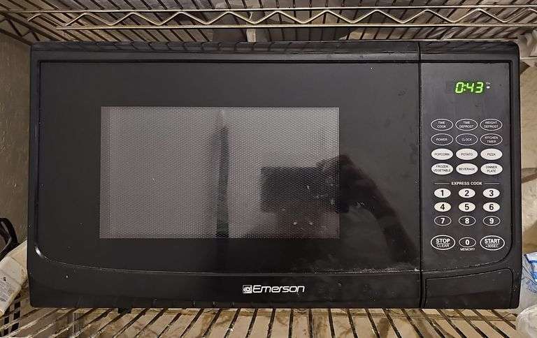 EMERSON Microwave 900 Watt.