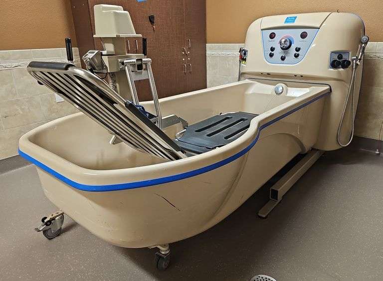 PACIFIC Jetted Tub with PACIFIC Lift and Hand Shower Hoses