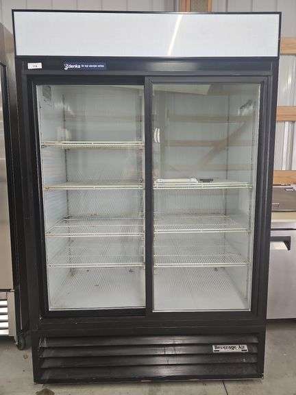 BEVERAGE AIR 2 Glass Door Merchandising Refrigerator