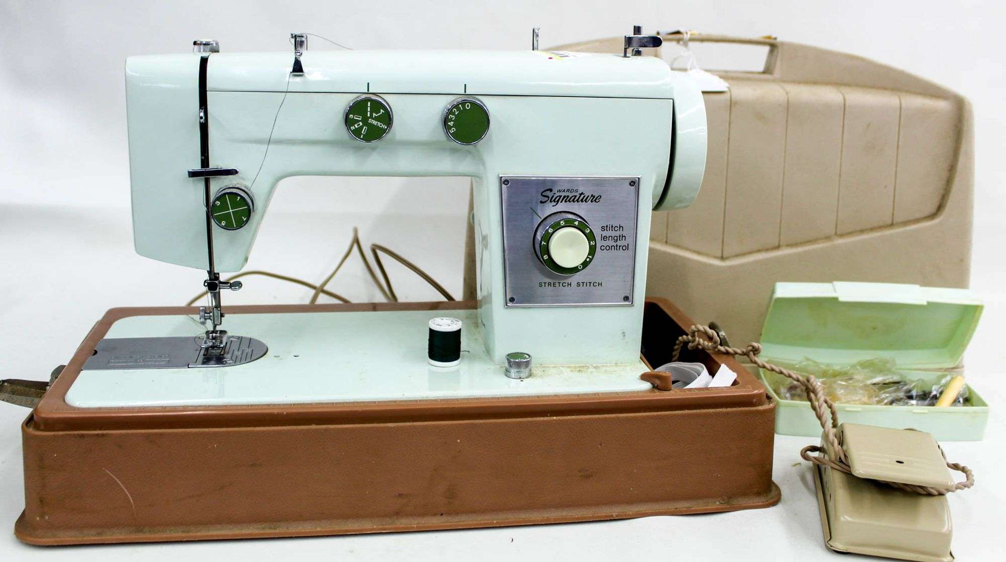 Signature Montgomery Wards Vintage Sewing Machine (model UHT
