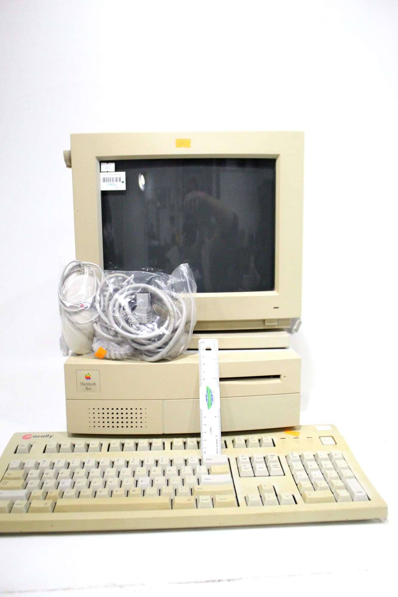 Apple Macintosh IIvx, Model M1350 with Vintage Apple Macintosh