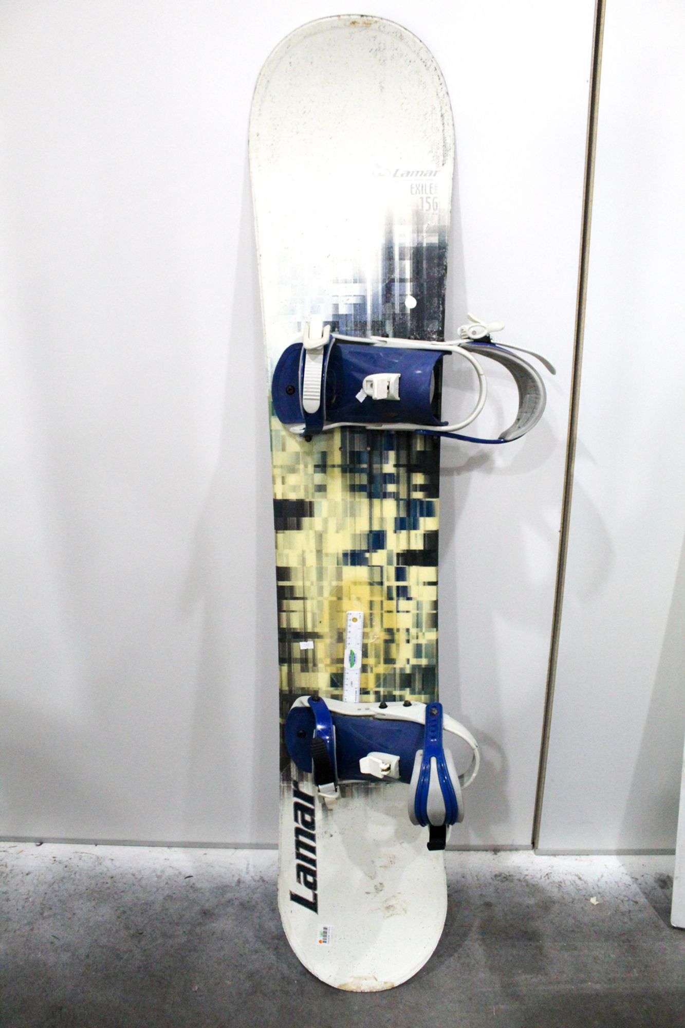 Lamar Exile Series 156 snowboard with Lamar MX25 snowboard