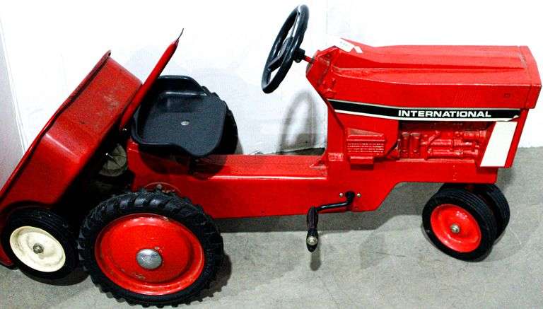 ERTL 1/32 International Harvester 1086 Wide Front Tractor