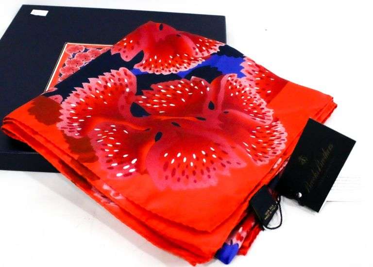 Brooks Brothers 100% Silk Made in Italy Red Carnation Scarf with Box.