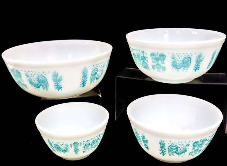 Pyrex Vintage Amish Butterprint Mixing Bowls.