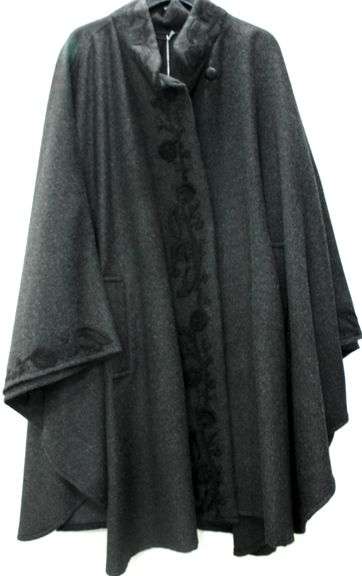 Alpaca International Poncho / Cape.  Floral Embroidery Button Enclosure with Side Pockets.  Made in Peru - Size Small