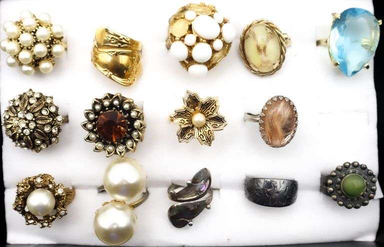 Ring Collection, a few Sterling. - Bunting Online Auctions