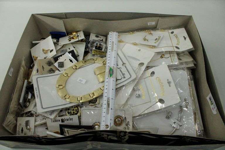 Jewelry , new in packages, large collection, in a gift box.