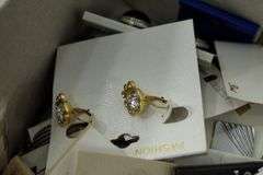 Jewelry , new in packages, large collection, in a gift box.