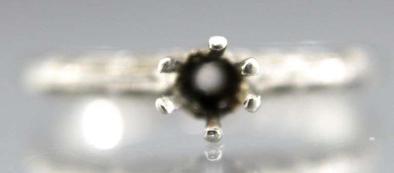 Platinum Ring setting, size 6.    (2.17 gm)