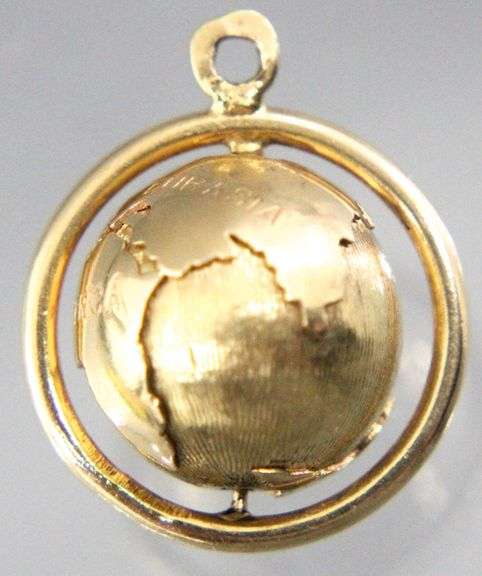 18 KT Gold rotating Globe Charm / Pendant.    (6.51 gm)