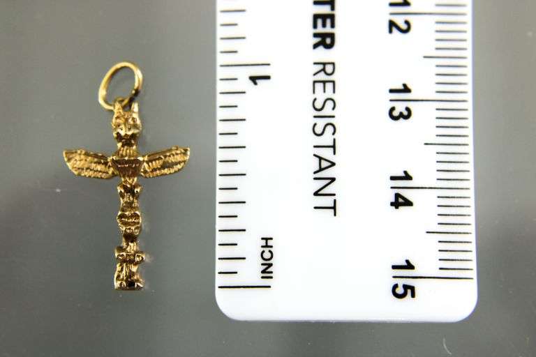 14 KT Gold Totem Pole Charm / Pendant   (1.34 gm)