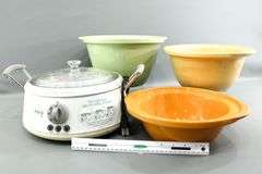 Hamilton Beach Model 33134H 3 in One Slow Cooker and  Mixing Bowls. T7