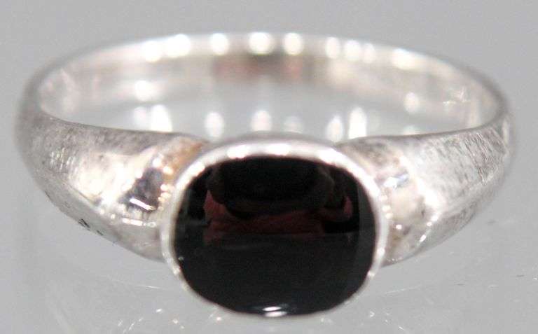 Sterling Silver Men's Onyx Ring, size 10, in a gift box.