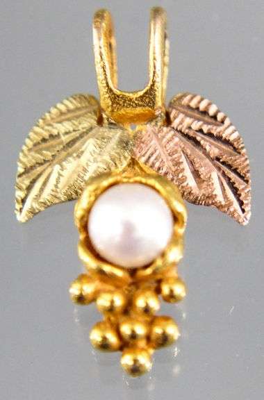 10 KT Black Hills Gold grape leaf, genuine Pearl Charm. (1.16 gm t.wt)