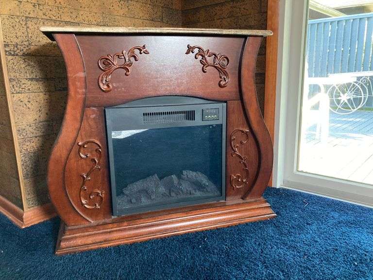 Electric Fireplace with Mantle Surround. (heat works, has remote)