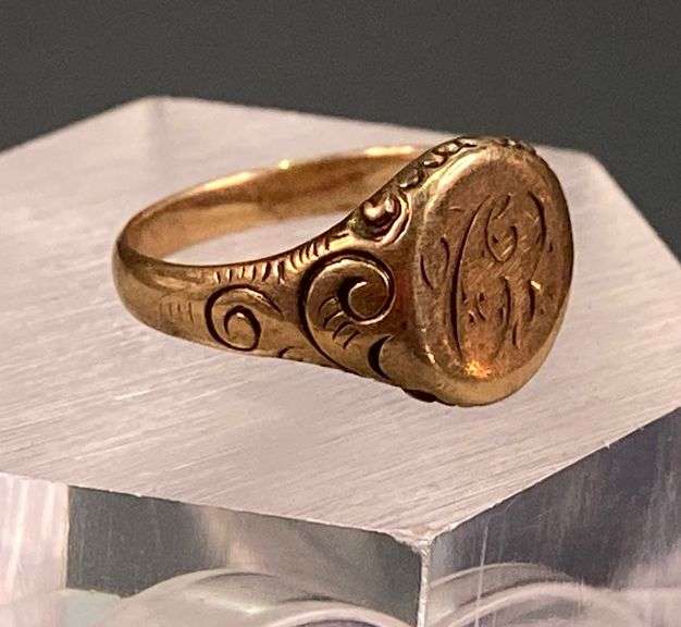 Antique Gold Ring size 5.5. Unmarked,Tests above 10k. Weighing 3.69 grams