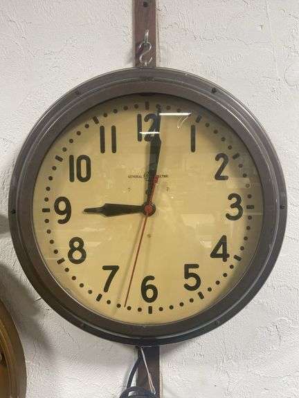 GE Wall Clock, 20" Wide, Vintage Industrial (briefly plugged in and watched seconds hand sweep)
