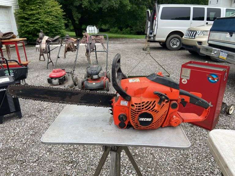 Chainsaw. Echo CS-400.