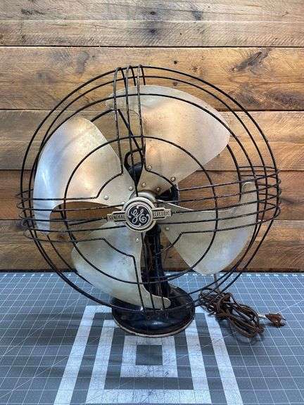 Antique GE Desk Fan, 21" tall. (runs and oscillates)