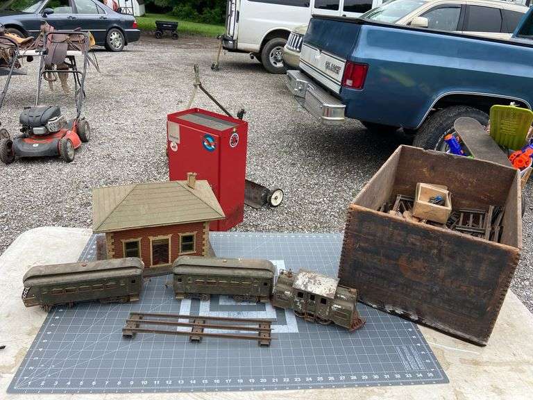 Pre War Standard Gauge Lionel Model Train with Tin Waiting Room Train Station (also Crescent wood box)