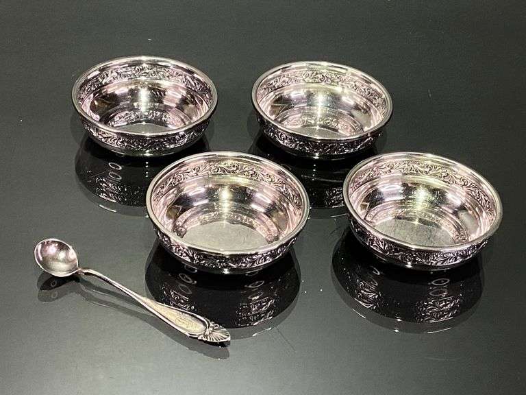 Sterling Silver Salt Dishes & Silver Spoon (69.07g combined)