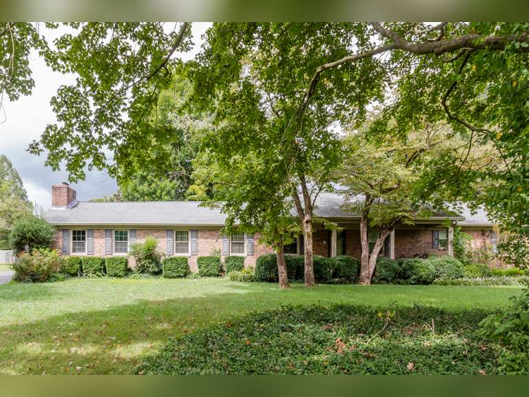 613 Deepwood Drive Hopkinsville, KY Bolinger Real Estate & Auction