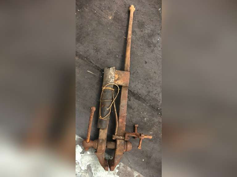 BLACKSMITH VISE