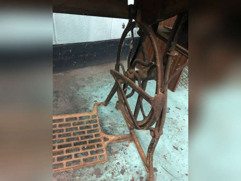 WHEELER & WILSON MFG COMPANY SEWING TABLE WITH MACHINE