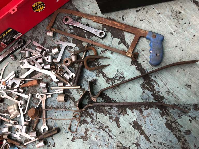 RED TOOLBOX WITH MISC. METAL TOOLS
