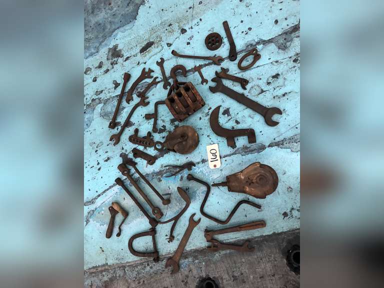 ASSORTED METAL TOOLS