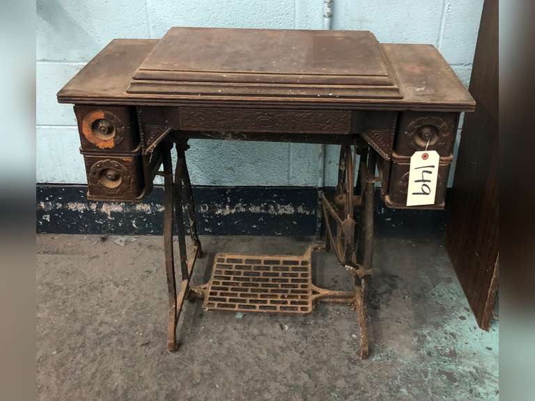 WHEELER & WILSON MFG COMPANY SEWING TABLE WITH MACHINE