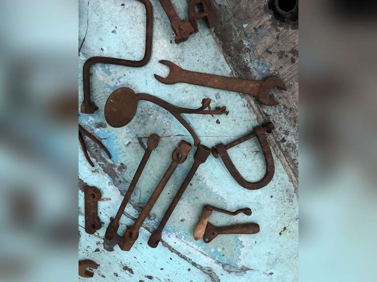 ASSORTED METAL TOOLS