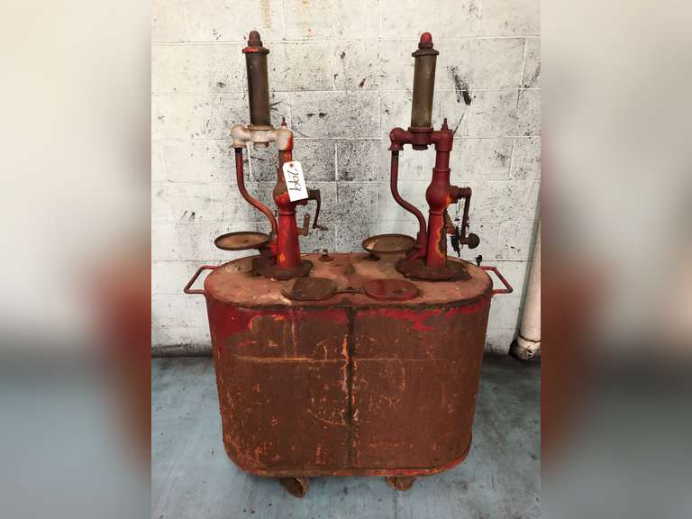 GULF PORTABLE OIL PUMP W/ DOUBLE PORTABLE GAS TANK