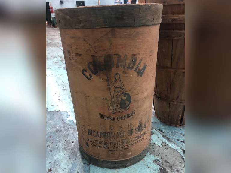 ASSORTED BASKETS AND WOODEN COLUMBIA ADVERTIZING BARRELL
