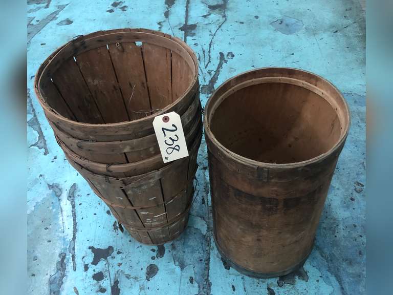 ASSORTED BASKETS AND WOODEN COLUMBIA ADVERTIZING BARRELL