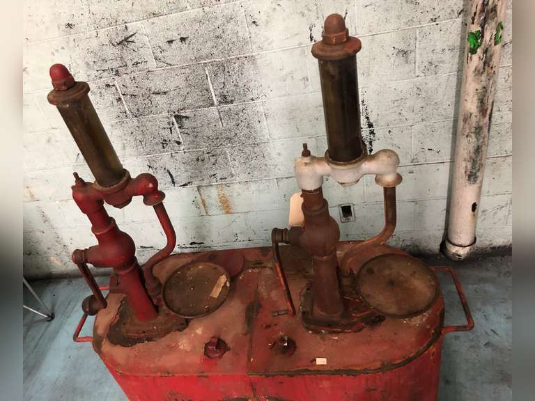 GULF PORTABLE OIL PUMP W/ DOUBLE PORTABLE GAS TANK