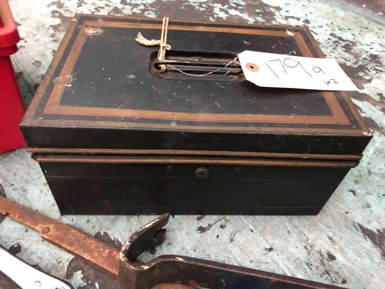 RED TOOLBOX WITH MISC. METAL TOOLS