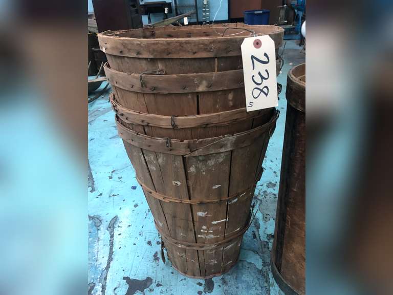 ASSORTED BASKETS AND WOODEN COLUMBIA ADVERTIZING BARRELL