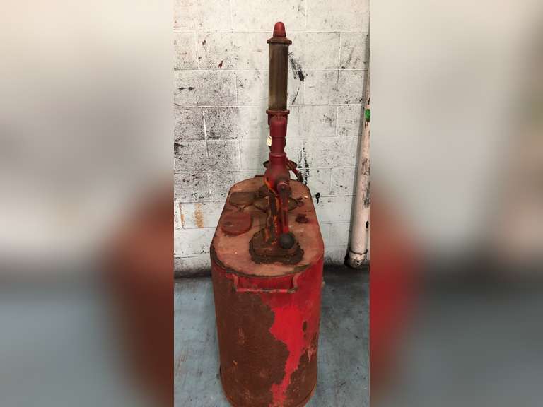 GULF PORTABLE OIL PUMP W/ DOUBLE PORTABLE GAS TANK